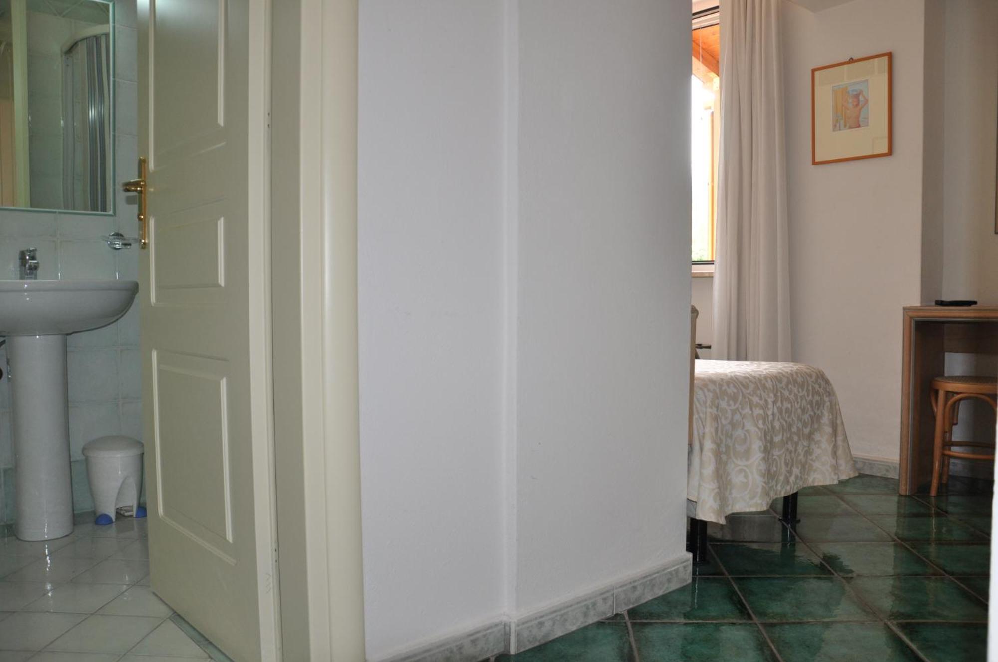Hotel La Marticana ايسكيا الغرفة الصورة