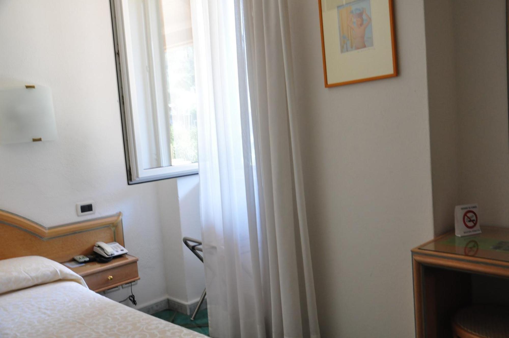 Hotel La Marticana ايسكيا الغرفة الصورة